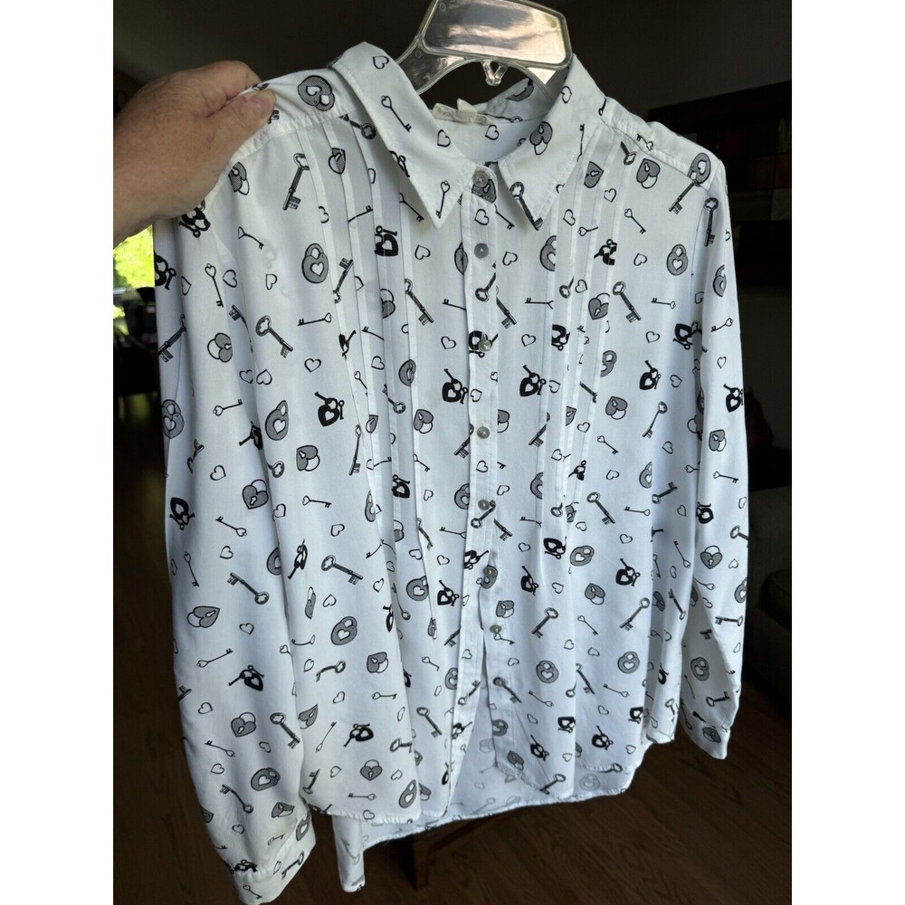 Jane and Delancey Women’s Blouse Size XL White/Black Heart Lock/Key Print Pleats